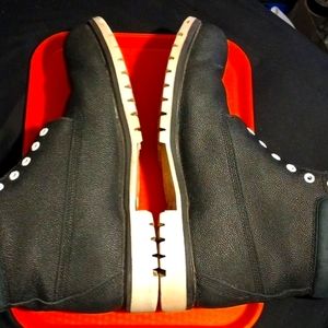 1 Pair of Men's Pebble Tims. Gently Used, Midnight Blue, White Souls Size 15m.